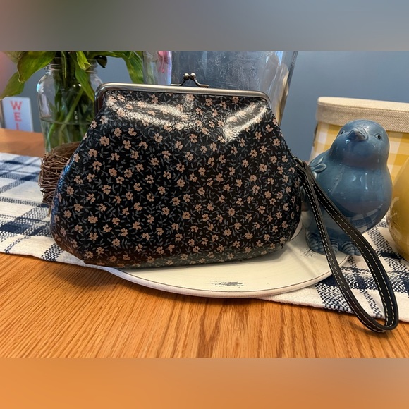 Patricia Nash Handbags - Patricia Nash Navy Daisy Kisslock Wristlet